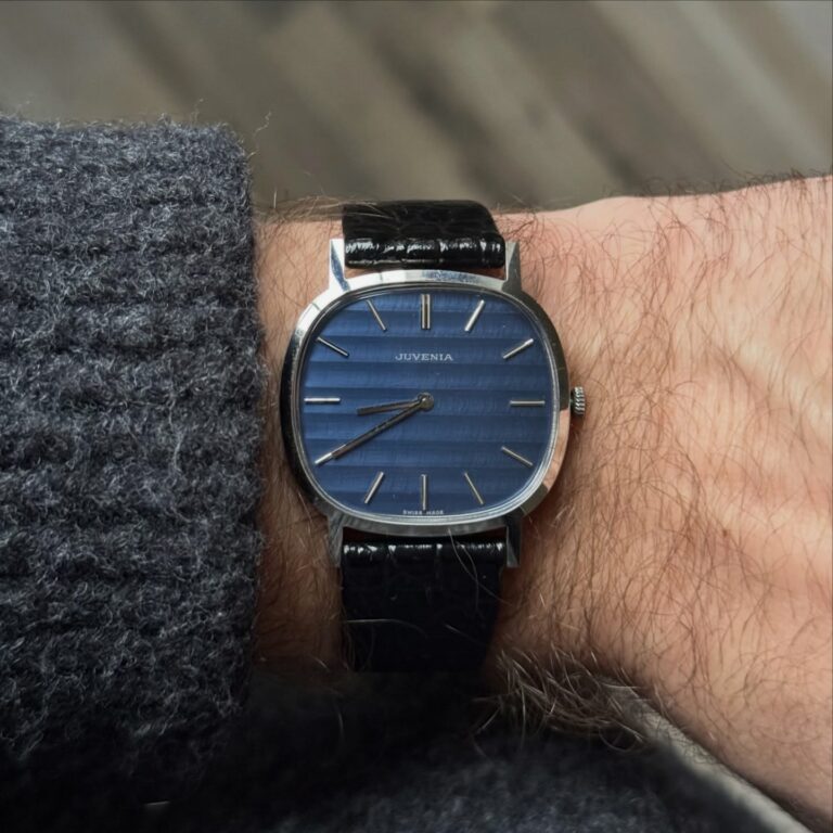 Instagram post from laminuteperpetuelle. This post is in position 1.